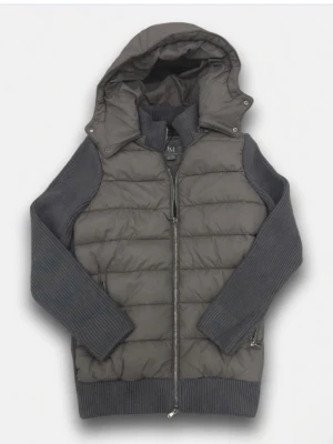 Grå Leon marcel cardigan - Snygg grå Leon marcel cardigan med stickade ärmar och sidor samt quiltad front och rygg. Jackan har avtagbar huva, dragkedja framtill och ribbade muddar. Perfekt för kalla sommarkvällar eller våren också och ger en modern look.