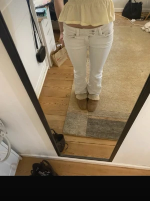 Vita lågmidjade jeans - Supersnygga och i bra skick men används inte längre 💗 Lite lätt slitna längst ner men inget tydligt
