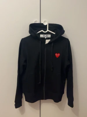 Cdg zip hoodie  - En riktig skön Cdg zip som passar till allt. Den är i riktigt bra skick inga skador eller liknande den är storlek s men passar mer xs 160-168 kom gärna med prisförslag 