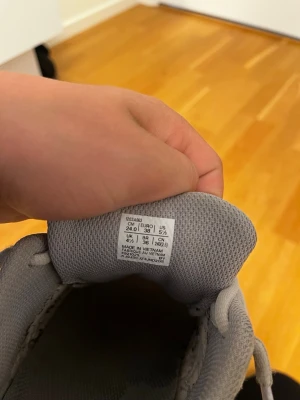 Asics gel nyc cloud grey - Säljer ett par grå Asics sneakers med klassisk siluett och tydliga logodetaljer på sidorna. Skorna har meshpaneler för extra andningsförmåga och robust sula som ger bra stöd. Perfekta för dig som gillar sportig och clean stil.