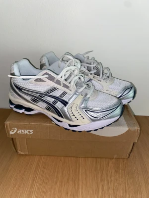 Sneakers - Säljer ett par oanvända sneakers. Lika ett annat märke. Storlek 41,5.