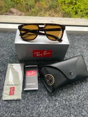 Rayban 2213 - Säljer dessa snygga och rätt underskattade Raybans. Enligt mig ett snyggare och mer unikt alternativ till de populära Rayban boyfriends. Linserna är i en gulbrun nyans som ger en sjukt behaglig ton. Säljer pga att de inte har en passform som fungerar så bra med min ansiktsbredd. Se sista bilden för bild på en liten repa. Allt är original och allt som fanns med när jag köpte dom ingår. Betalade 1200kr nypris