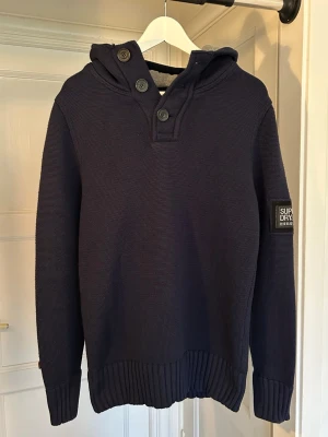 Superdry cardigan  - Stilren och skön Superdry cardigan/hoodie | Perfekt för båtturer och kallare sommarkvällar | Mörkblå | Storlek M | I mycket bra skick | Skriv om du har någon nån fråga☀️🛥️ | 