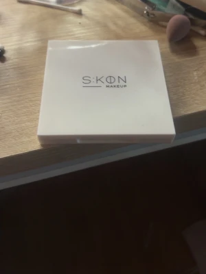 Ögonskuggspalett från SKON Makeup - Säljer en fyrkantig ögonskuggspalett från SKON Makeup    Ny pris: ungefär 600-700 kr.   Den är helt ny