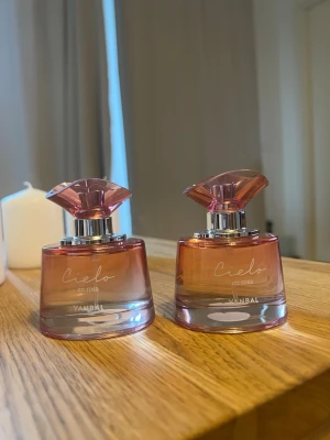 Cielo en Rosa parfym från Yanbal - Cielo en Rosa från Yanbal är en elegant parfym i en rund glasflaska med rosa och transparent färgton. Flaskan har en snygg, blomformad kork i rosa plast och silverdetaljer. Perfekt för dig som gillar stilrena och feminina dofter. Den är helt ny och oanvänd från Colombia. VID KÖP AV 2 FÅR NI 125 kr rabatt!!