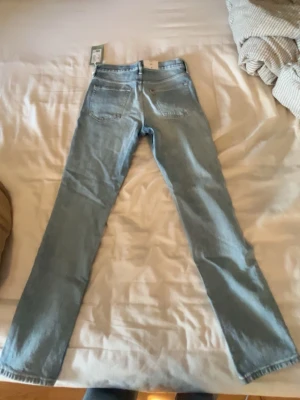 Ljusblå raka jeans från HM - Säljer ett par ljusblå jeans från HM. Aldrig använda