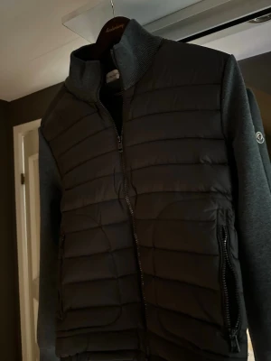 Monclear cardigan - Säljer nu denna snygga jackan från monclear som är använd 2 gånger, vet ej om den är äkta därav blir priset lägre, kan gå ner i pris vid snabb affär. Size S men jag skulle säga att den sitter XS