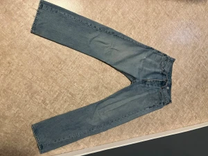Blå jeans från Weekday - Säljer ett blå raka jeans från Weekday i modellen Space. Jeansen har en enkel design med fem fickor och är tillverkade i 100% bomull. Perfekta för en avslappnad och stilren look.