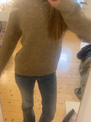 Beige stickad tröja - Mysig beige stickad tröja med rund hals och rak passform. Från h&m