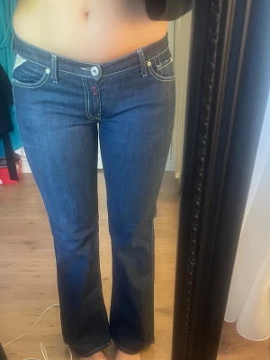 Lågmidjade vintage jeans - Ett par lågmidjade bootcut jeans, använda 2-3 gånger. Är inte säker på storlek men passar nog som s-m! Pris kan diskuteras.. köpte dom original pris på 1000-1500 