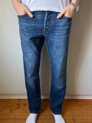 Comfort Mike Jack & Jones Jeans - Säljer nu dessa feta comfort mike jeans från Jack & Jones. Storlek W30 / L32. Modellen på bilderna är 183 cm lång och väger 68 kg. Vid frågor eller funderingar släng iväg ett meddelande!