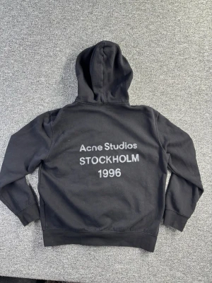 Acne studios zip up hoodie  - Säljer denna riktigt snygga Acne studios zip up hoodien | storlek M | skick 10/10 | saknar lapparna därav priset | passar till alla outfits | kolla gärna in profilen för liknande produkter och skriv vid minsta lilla fråga 🥂🥂