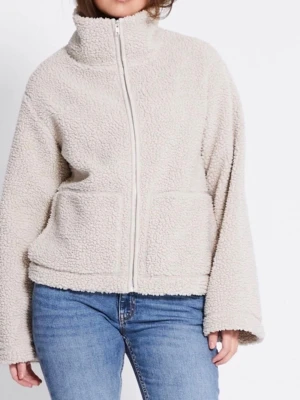 Beige teddyjacka med dragkedja - Mysig beige teddyjacka med hög krage och hel dragkedja framtill. Jackan har två stora fickor och är tillverkad i fluffigt teddy-material som ger en avslappnad och trendig look. Perfekt för vår ! Använd fåtal gånger!