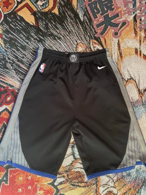 Nike NBA shorts - Säljer mina Nike Warriors nba shorts i svart eftersom dem var lite för små för mig. Storlek L men passar mer M-S