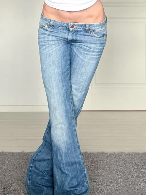 Wrangler jeans - Midjemått: 38cm rakt över, innerbenslängd: 86cm 💗