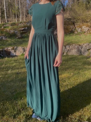 Grön klänning  - Elegant grön balklänning, Perfekt för dig som vill ha en stilren och klassisk look. (Använt 1 gång.) Storlek: S