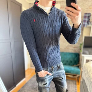 Ralph Lauren kabelstickad tröja - Mycket bra skick, inga defekter! Passar dig som är mellan 170-180cm ungefär. XL junior motsvarar s. Modellen är 185 cm, 75kg. Sänkta priser på köp av fler varor! Skriv för mer information🤝