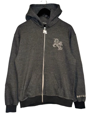 Decrese Sweden set (hoodie + byxa) L - Antracitgrå set med vita detaljer. Hoodie + byxa i premiumkvalitet, unisex L.  Mått hoodie: Axel 51, bröst 51, längd 67, ärm 61 cm Byxa: Midja 34–55, innerben 76, ytterben 102 cm