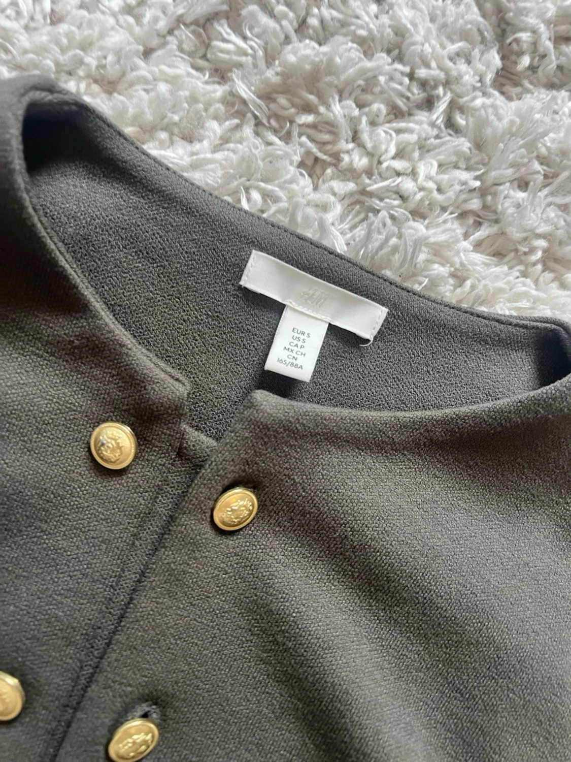 Olivgrön kofta med guldknappar H&M - 3