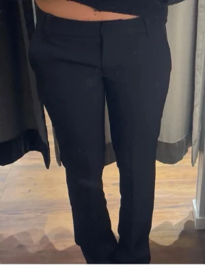 Svarta bootcut kostymbyxor - Svarta bootcut kostymbyxor från BikBok i storlek 36, modellen heter Wilma och materialet är väldigt skönt mot huden. Knappt använda, säljer pga för små. Pris kan diskuteras vid köp💕(inte mina bilder)
