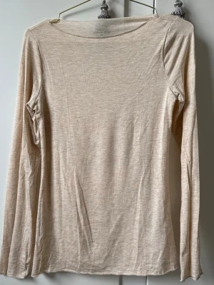 Intimissimi tröja  - Beige topp från Intimissimi Aldrig använd pga fel storlek  Storlek M! 🤍