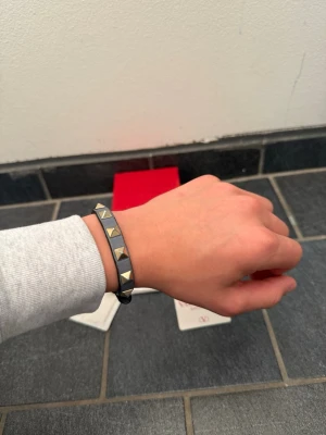 Valentino armband - Tjabba! Säljer nu detta valentio armbandet! Det är i ett bra skick, inga större defekter! Om ni har några tankar eller funderingar är det bara att höra av sig!😄