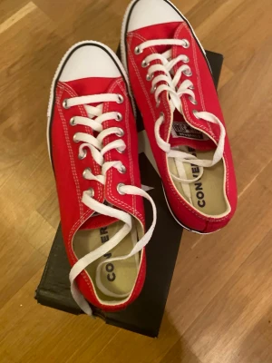 Röda Converse  - Helt nya! Köpte en storlek för stor så ifall någon vill byta går det också är storlek 40. 