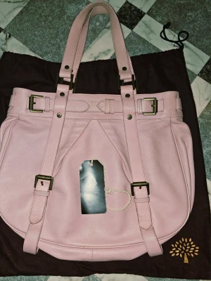 Ljusrosa Mulberry Jaquetta - Mulberry Jaquetta,  ovanlig modell i vacker rosa färg. Material: Mjukt läder. Skön att bära. Dustbag medföljer. Värderad på Stockholms Auktionsverk.