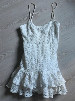 Vit klänning  - Suuuper snygg sommar klänning från Zara som inte säljs längre och som är svår att få tag på , aldrig använd så i nyskick ☺️