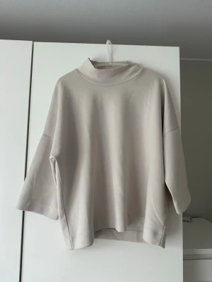T-shirt med krage  - Fin T-shirt med krage som är i väldigt avslappnande material och bra skick. 