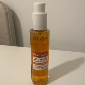  Revitalift Vitamin C rengöring - Glow-boosting foam cleanser från Åhléns. Revitalift med Vitamin C och salicylsyra. Kommer i en genomskinlig plastflaska med vit pump, krämig. Orangefärgad rengöring som minskar porer, förbättrar hudens textur och ger extra lyster.