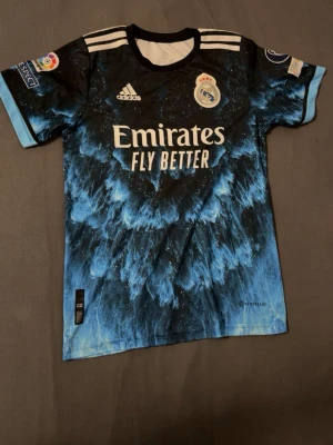 Real Madrid t shirt - Säljer min real Madrid tröja i ny skick jag köpte denna för ett tag sen men glömde att jag köpte den så den har bara luggit i min garderob