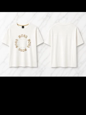 Vit BOSS t-shirt med guldtryck - Vit t-shirt från BOSS med rund halsringning och korta ärmar. Framsidan har ett cirkelformat guldtryck med texten 'BOSS' runt små prickar. Enkel och stilren design, perfekt för en trendig vardagslook.