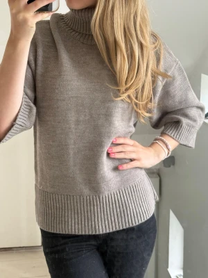 Ny polo tröja  - Säljer en stickad polotröja i supermjukt  material  Modellen har trekvartsärm och  oversized passform med ribbad polokrage  Storlek S. Endast testad hemma, säljs i nyskick utan prislapp.( åkte av när jag skulle sätta på mig den) lappen finns enskilt.  Slutsåld på hemsidan. Hör gärna av dig vid frågor eller intresse!
