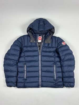 Colmar "Down Jacket" Jacka - Colmar "Down Jacket" Jacka | Modell: Down Jacket | Skick: Mycket fint | Nypris: 5500+ kr | Storlek: M/L | Hör av dig vid minsta fundering 📦