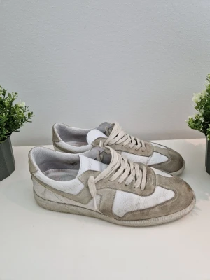 J. Lindeberg skor - Snygga vita sneakers från J.Lindeberg i nyskick . Skorna är i storlek 42 men passar även 43. Hör gärna av dig om du har några funderingar 