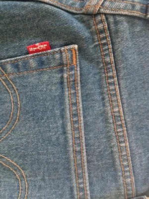 Blå raka jeans från Levi's - Klassiska blå jeans från Levi's med raka ben. De är oanvända och i storlek xs.