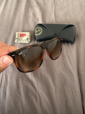 Ray-Ban boyfriend  - Hej, säljer nu mina Ray-Ban boyfriend som är i väldigt bra skick. Perfekta nu för sommaren. 