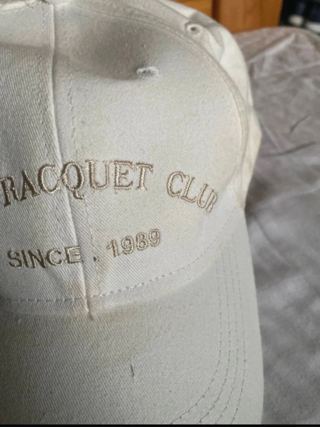 Vit keps med brodyr 'Racquet Club' - 1