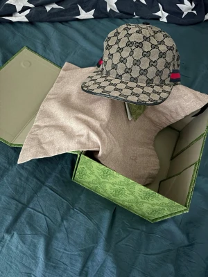 Gucci keps jao - Kan inte gå fel med denna, snart sommar, glada färger. Kvaliten är som guld och utseendet och detaljer är utmärkta. 