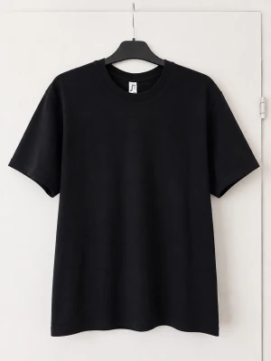 Svart basic t-shirt i bomull - En stilren svart t-shirt i klassisk modell med rund hals och korta ärmar. Tillverkad i mjuk bomull som passar perfekt till alla outfits. Enkel och tidlös design utan tryck eller mönster.