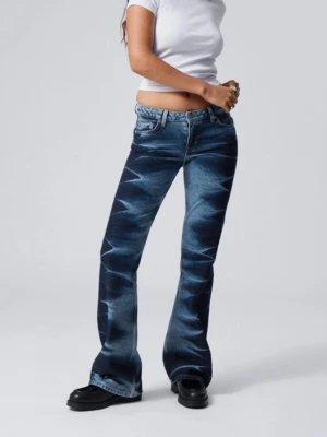 Blå bootcut jeans med mönster - Säljer ett par snygga blå bootcut jeans med unikt zigzag mönster längs benen💗 Jeansen är från weekday och storlek 24💞Köpta för cirka 800kr. Kontakta gärna vid frågor eller prisförslag!