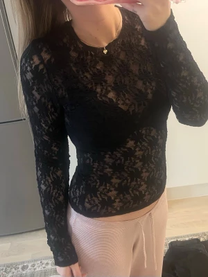 Svart spets topp  - Svart spets topp från Zara i storlek M, men något liten i storlek. Endast provad 