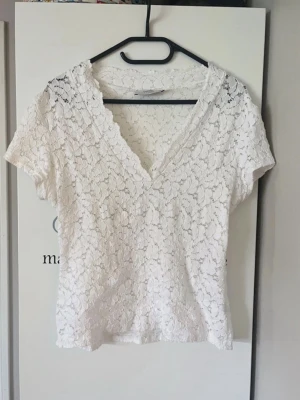 Vit spetstopp med v-ringning - Superfin spetstopp!! Har någon liten fläck som antagligen går bort i tvätten 🤍