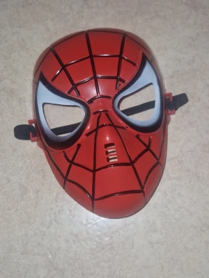 Spiderman Maskeradmask - Cool Spiderman-mask. Masken har elastiskt band för enkel användning och passar perfekt till maskerad eller cosplay. Lätt och bekväm att bära.