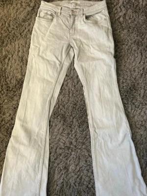 Ljusgrå bootcut - Populära ljusgråa bootcut jeans nypris:499 kr