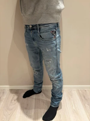 Replay Jeans - Tjena säljer ett par feta ljusblå Replay jeans med slitningar. Dem är W28, nypris ca 1499kr vårt pris 600kr. Tveka inte att skriva vid intresse eller frågor. Gå gärna in och kolla på min profil finns flera feta jeans och snart andra klädelsplagg.