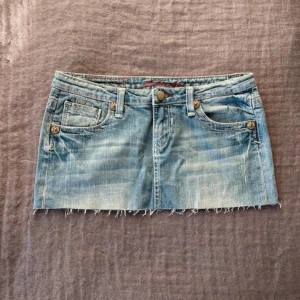 Jeans kjol - Lågmidjad jeans kjol med midjemåttet 37cm. 