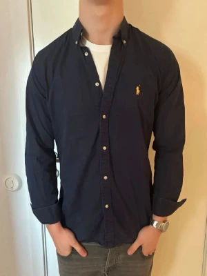Ralph Lauren skjorta - Tja! Säljer nu denna feta Ralph Lauren skjortan. Skjortan är i fint skick och i storlek "S". Vid fragor eller funderingar ar det bara att höra av sig!