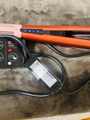 Dyson Corrale plattång koppar/rosa - Säljer en Dyson Corrale plattång i snygg koppar och rosa färg. Plattången har digital display, flera värmeinställningar och sladd med EU-kontakt. Perfekt för att styla håret med avancerad teknik och smidig design.